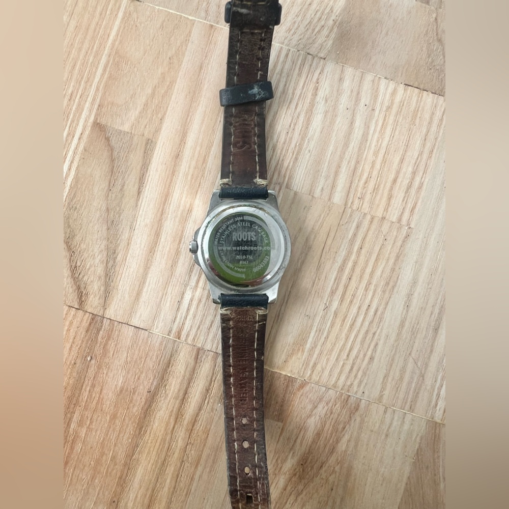 Roots Canada ladies silver tone black leather logo watch NEW BATTERY - Picture 5 of 10
